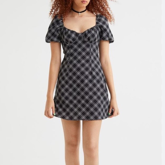 H&M Dresses & Skirts - H&M Divided Women’s Black White Plaid Sweetheart Puff Sleeve Crêped Mini Dress